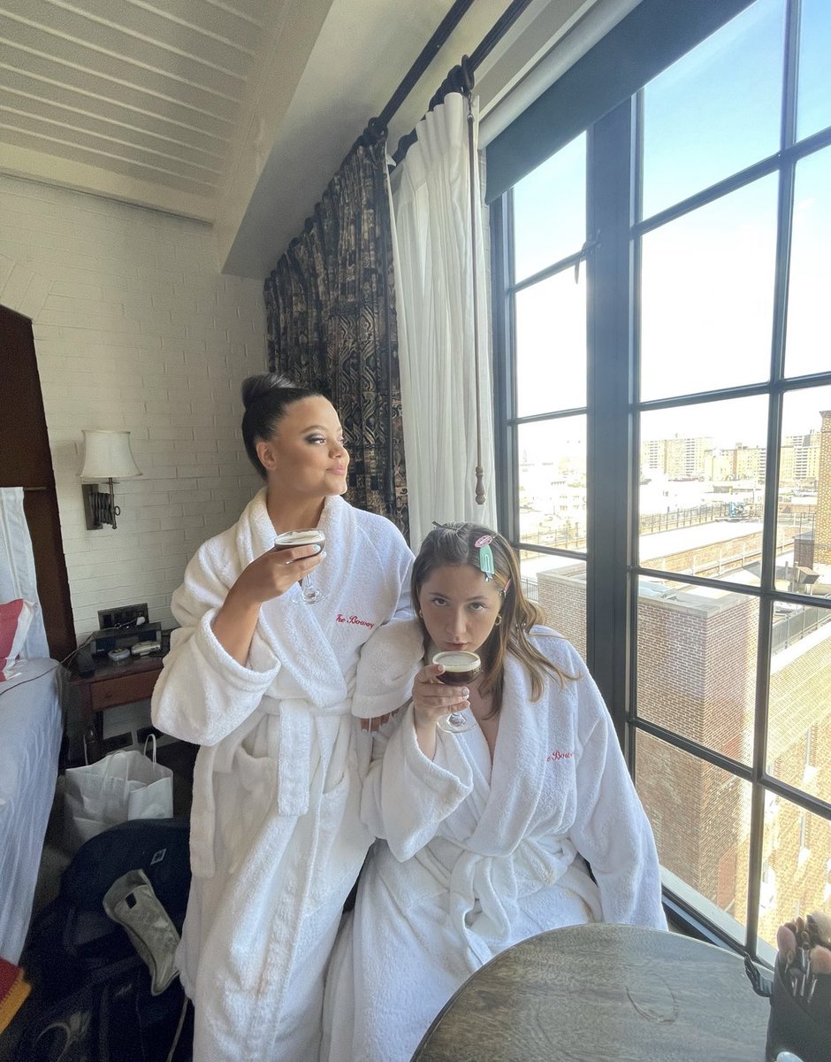 EmmaRoseKenney's tweet photo. Happy @sarahjeffery day!! Forever grateful they sat us next to eachother at that brunch 6 years ago. Love you 4L bestie 🖤🖤✨✨ https://t.co/LufelqksCA
