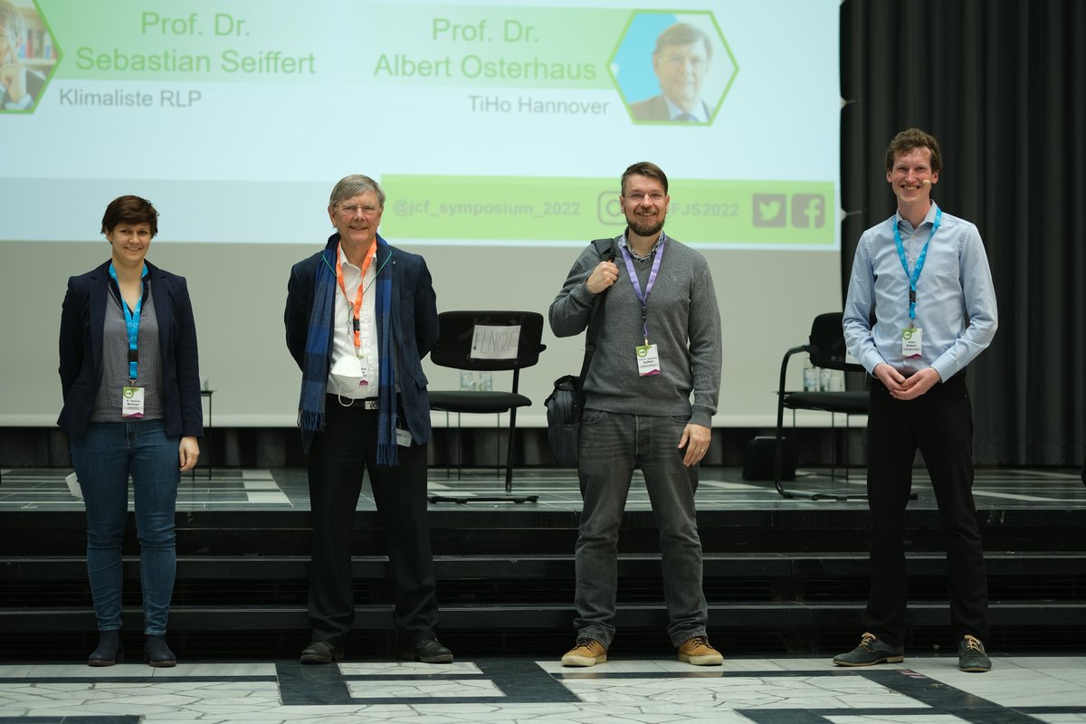 📢#Wissenschaft kommunizieren ist mit Sicherheit eine der größten Herausforderungen unserer Zeit! Deshalb war es Thema bei dem @FJS_2022: #CommunicatingTheFuture mit <a href="/CWermser/">Charlotte Schwenner</a>, Albert Osterhaus und <a href="/sci_ffert/">Sebastian Seiffert</a>.
#Corona #KlimakriseIstJetzt

📸Danke, Nils Keppler für das Foto.