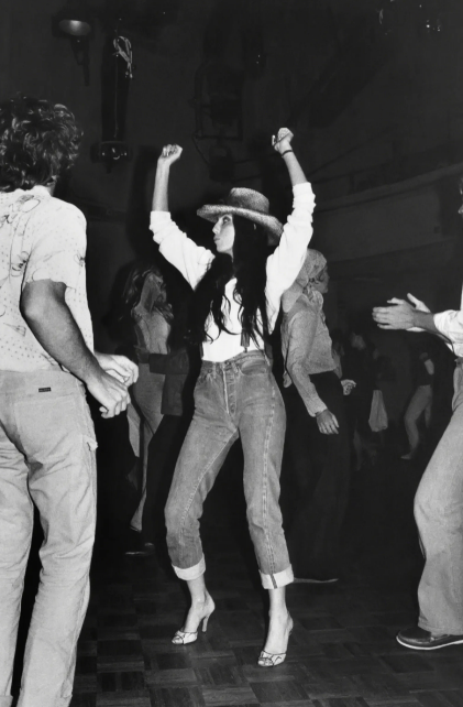 Las 20 fotos raras que plasman el estilo más informal y relajado de Cher en los setenta
vogue.es/moda/galerias/…