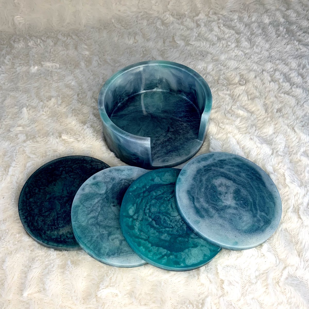 Ik ben een small business begonnen waar ik zelf verschillende zaken maak zoals plateaus, onderleggers, quran houder, en nog veeeeel meer 
Ik ga onder deze tweet mijn sociale media zetten, zouden jullie dit zo veel mogelijk willen volgen en delen aubbbbbb!!! 🤍🤍🤍🤍🤍🤍