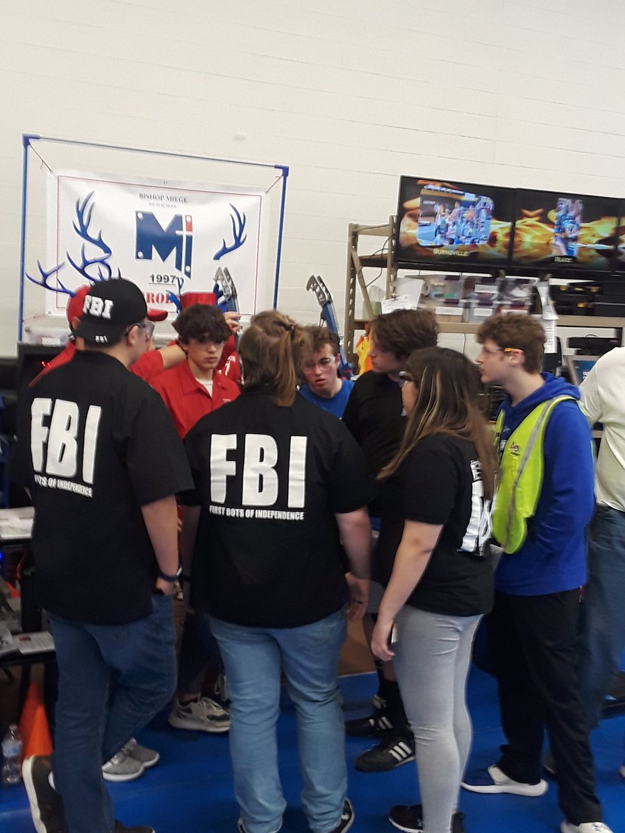 Doing some strategizing in the pit between matches. #GoTeam1997 #GoSTAGS <a href="/BishopMiegeHS/">Bishop Miege</a>
