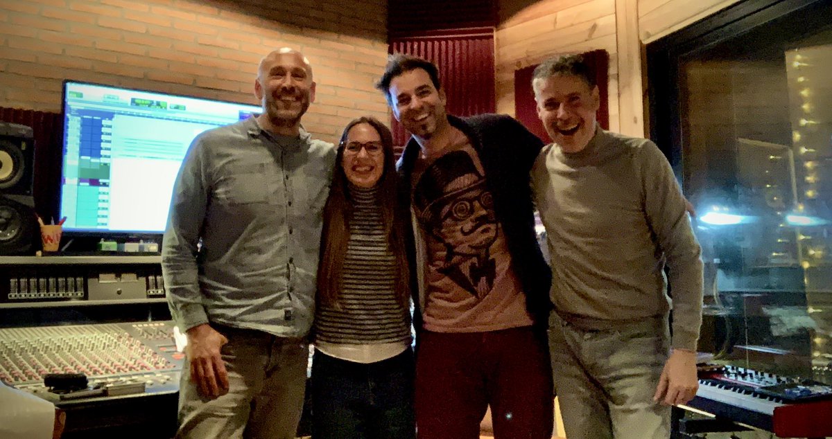 javiruibalpercu's tweet photo. Alegría inmensa de reencontrarme con la música de #ChezLuna y sobre todo de volver a compartir risas y complicidad con #VickyLuna y #IsmaelSanchez en #PancakeAnalogStudio 
Estén atentos porque han compuesto un disco precioso estos dos artistazos !! 🌙🚀 https://t.co/ksAw9upPz9