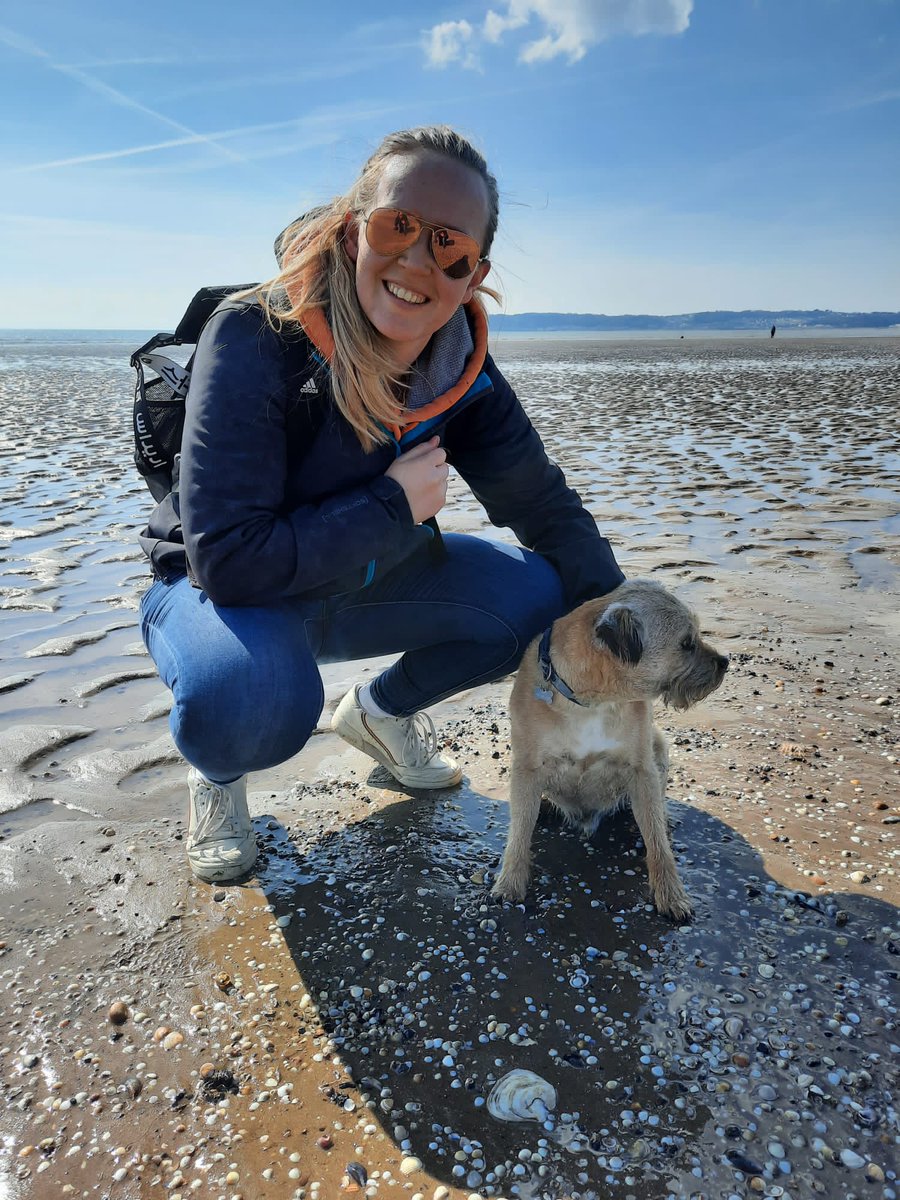Gillian53393501's tweet image. Beautiful beach morning with Bryn @IsobelDay18 #swanseabay #hiddenkitchen