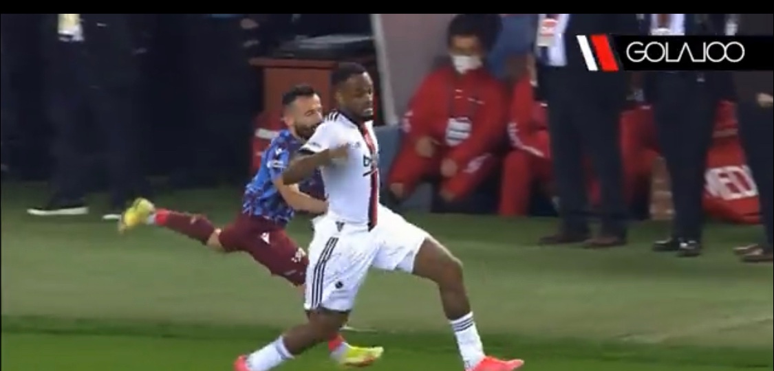 #TSvsBJK TÜRK FUTBOLUNUN KARA GECESİ TRABZON NASIL ŞAMPİYON YAPILMAYA ÇALIŞILIYOR İZLİYORUZ Larin İn sırtına çıkıyo adam hakem son ana kadar faul çalmıyor Larin i tahrik ediyor Ahmet Nur Çebi uyuma Beşiktaş a sahip çık