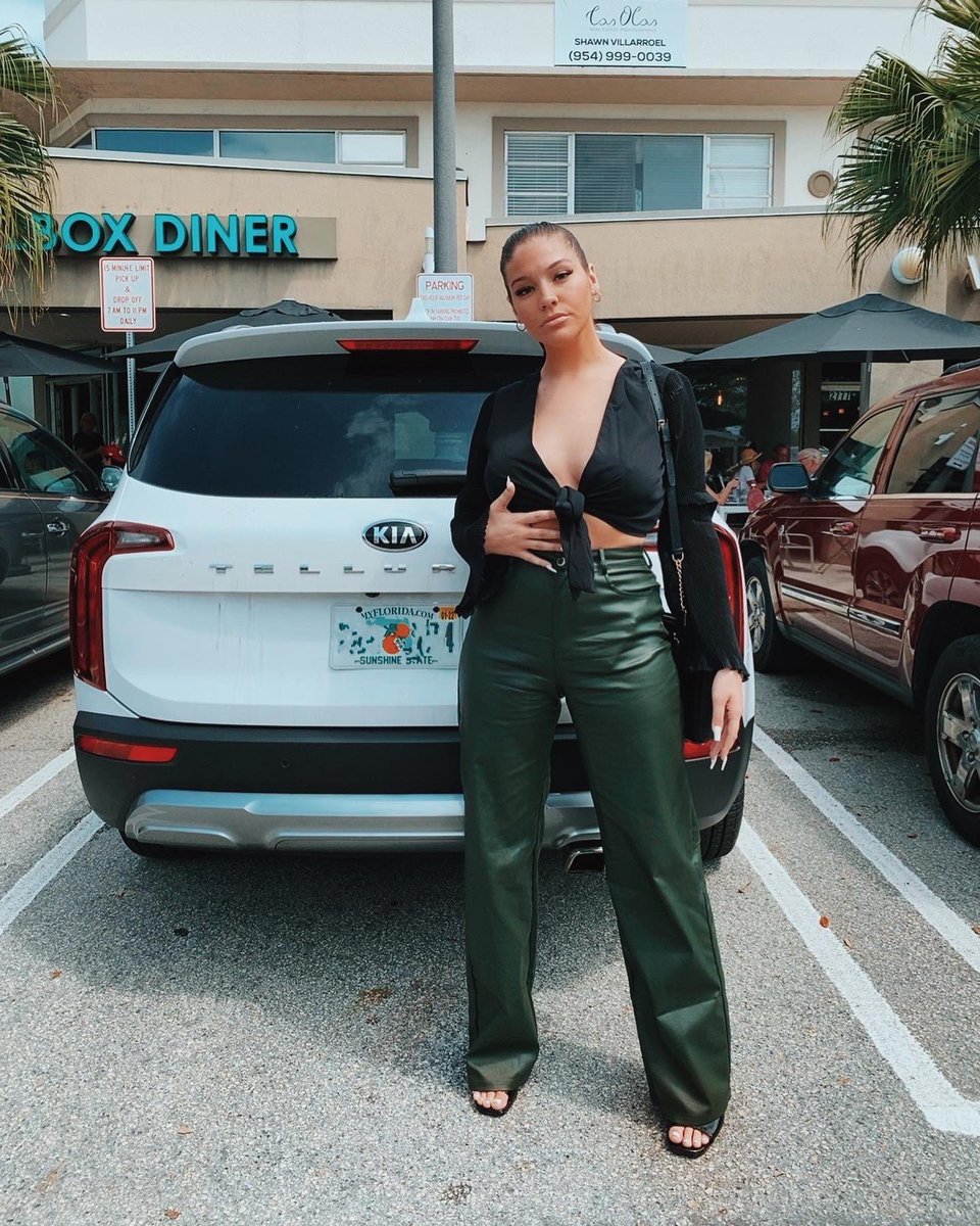 casssidyyyyy's tweet photo. sunday brunch🖤 https://t.co/qU6WPqrJRG