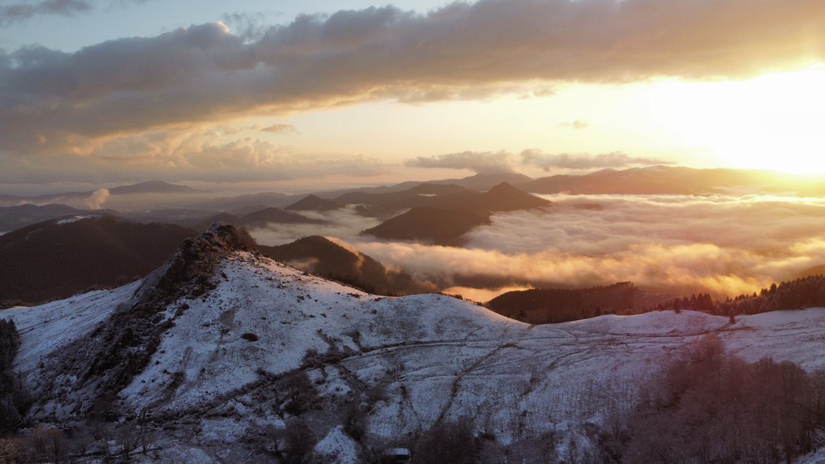 tokitan's tweet photo. Sunrise over the mountains.
#elurra #nieve #basquemountains #basquecountry #euskadi #basque #euskalherria #snow #mendia #mountains #montes #montaña #mendiak #landscape #mountainscape #adarra #egunsentia #sunrise #mandoegi #gipuzkoa #amanecer https://t.co/FoC0zjbad8