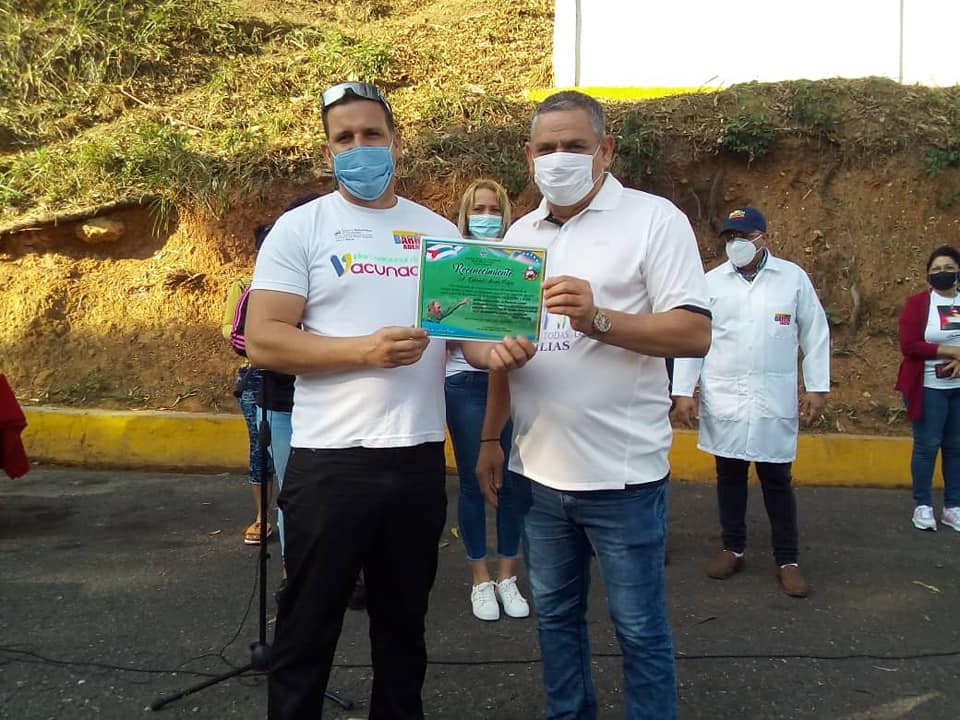 Con amor y reconociendo a los trabajadores del Complejo Fuerte Tiuna, culmina la actividad del día de la técnica del transporte. Equipo que avanza y se fortalece.

¡Muchas felicidades!

#VamosConTodo #CubaPorLaVida #CubaCoopera