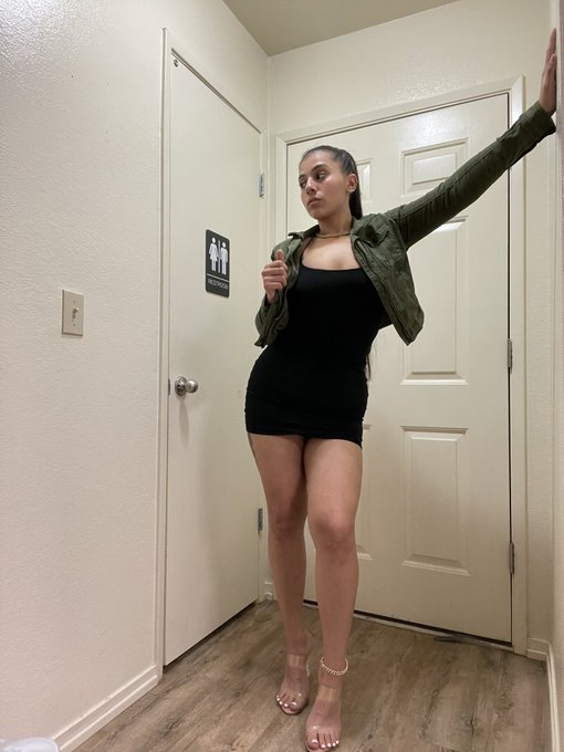 Look at you drooling while I stand here ignoring you https://t.co/ErH9zufm9v