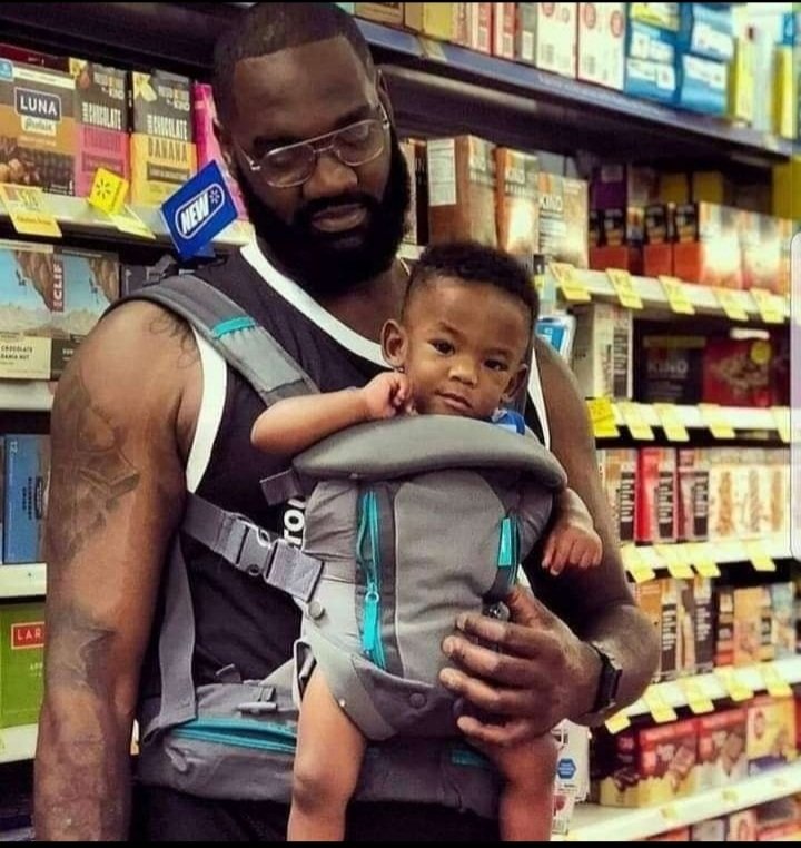 IL EST NÉ PRÉMATURÉ. 

Quand ma copine a accouché, j'étais au travail.
Le médecin qui suivait ma femme pendant sa grossesse m'a appelé pour me dire de venir urgemment à l'hôpital.
Quand je suis arrivé, j'ai vu l'enfant, c'était comme si on m'avait cogné avec un bois sur la ⤵️