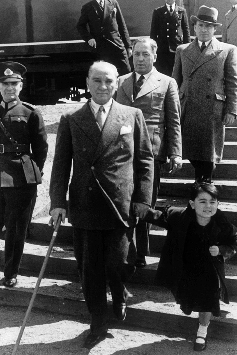 1905_ola's tweet photo. Atatürk'ü sevmiyoruz diye bizi ötekeleştiriyorsun diyen arkadaşım ; Sen ötekisin zaten yaratıksın, insanlık ayıbısın.. https://t.co/7vbIrrKTLV