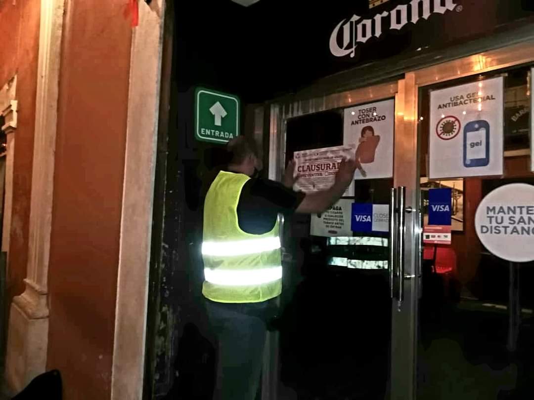 SaludCampeche's tweet photo. Para garantizar el pleno cumplimiento de los horarios de venta de alcoholes en establecimientos autorizados, la #Copriscam, en coordinación con la #SSP, realizaron un operativo de verificación sanitaria en bares y restaurantes de la calle 59 en el Centro Histórico. https://t.co/AIIPno8o1Y