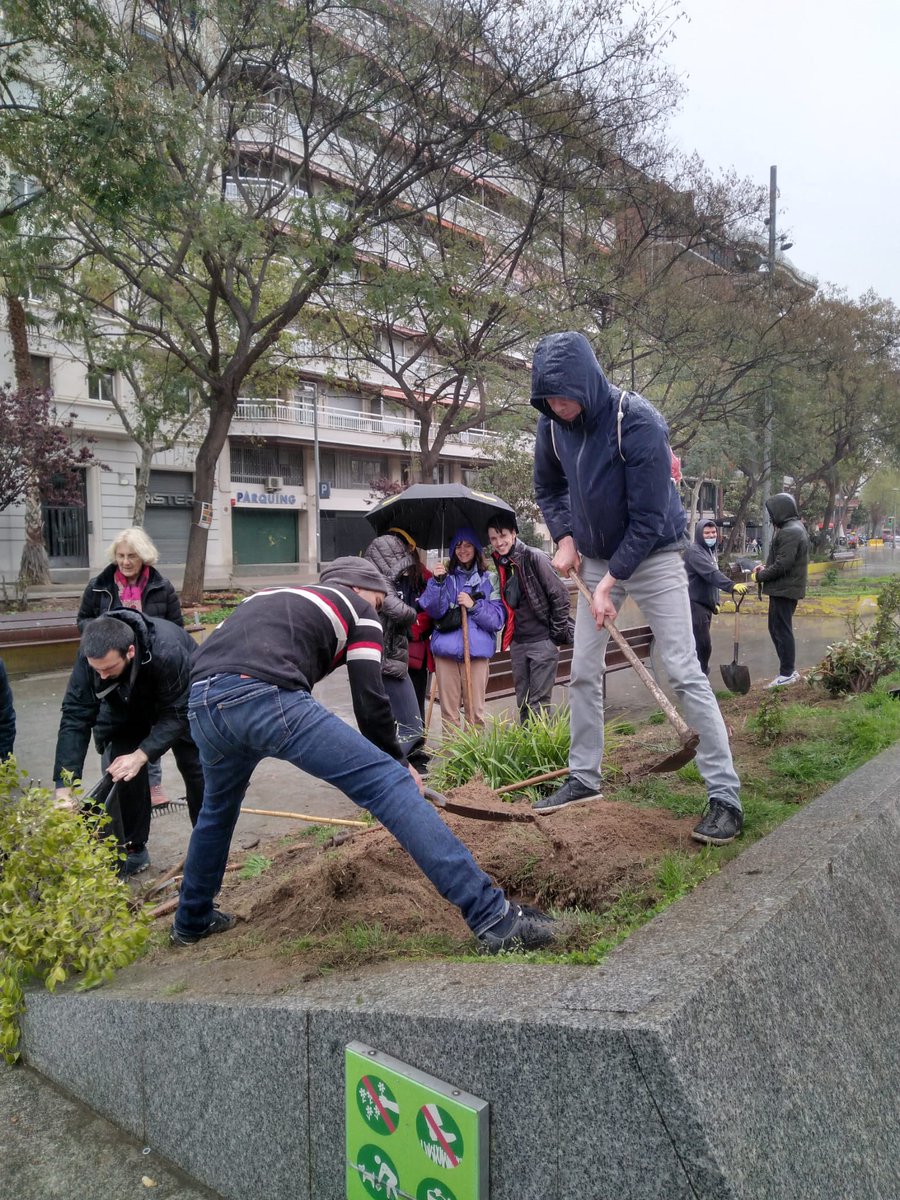 Fantàstica jornada avui a Apatxeta amb col·laboració de tots els horts del barri, esplais i persones voluntàries 💖

I no han parat ni quan plovia ☔

Gràcies 🤩

Esperem que sigui la primera de moltes 💫