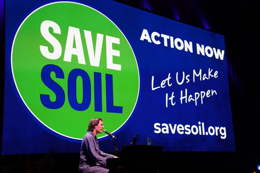 SadhguruJV's tweet photo. A remarkable evening of performances by artists with immense passion and talent. May the harmonizing magic of music and soil unite the world. #SaveSoil. -Sg #SaveSoilRome @malikayane @giov_caccamo @noemiofficial @brunoriSas @elisatoffoli @Fabiovoloo @billboarditalia https://t.co/USBhLPxTXl