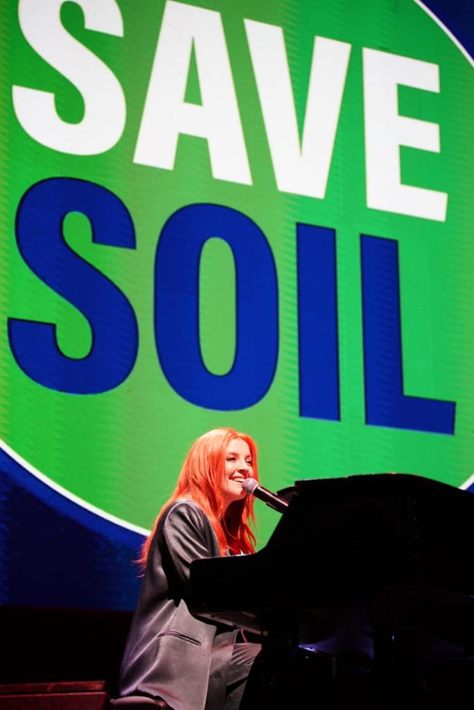 SadhguruJV's tweet photo. A remarkable evening of performances by artists with immense passion and talent. May the harmonizing magic of music and soil unite the world. #SaveSoil. -Sg #SaveSoilRome @malikayane @giov_caccamo @noemiofficial @brunoriSas @elisatoffoli @Fabiovoloo @billboarditalia https://t.co/USBhLPxTXl