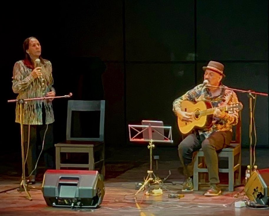 Noche estupenda en La Paz en #TeatroDoñaAlbina con mis queridos amigos @willyclaure y @jennycardenasvillanueva a los que quiero y admiro.
#Bolivia es, desde hace tiempo, mi casa.
@quimerasfusion