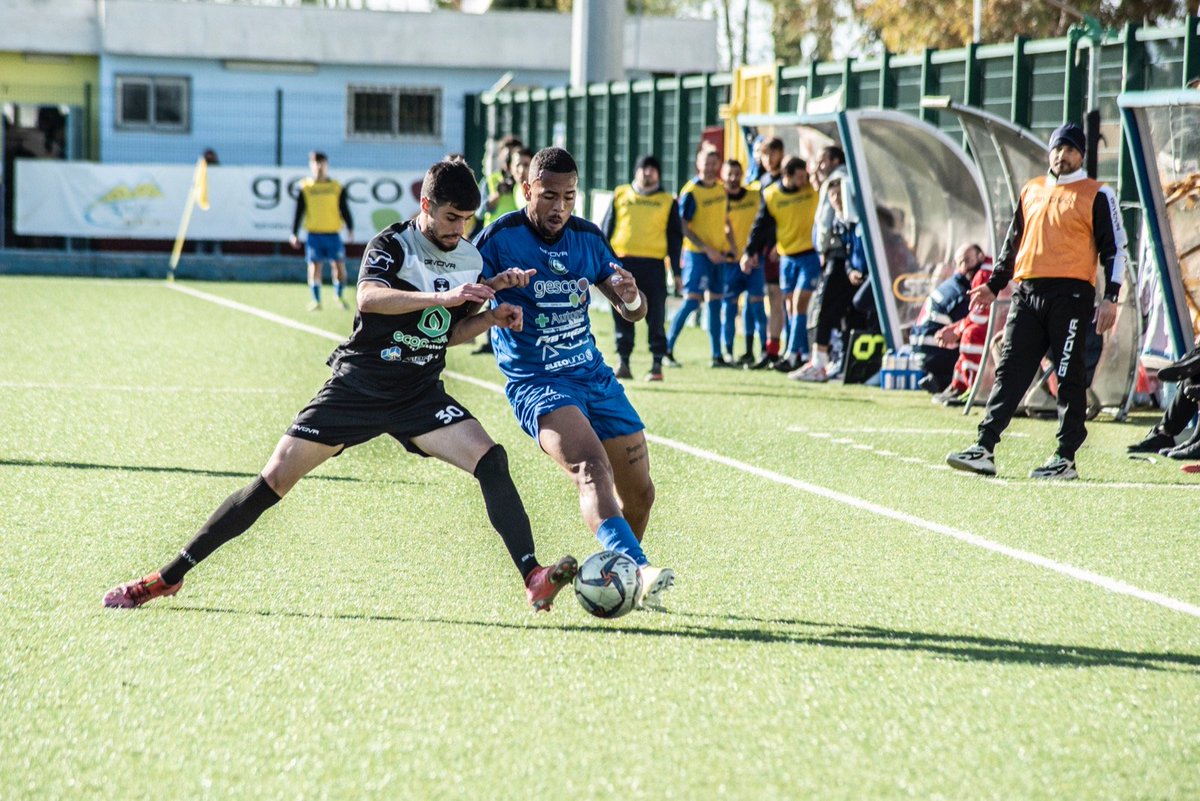 afronapoli's tweet photo. Napoli United-Frattese 0-0. Si accende la lotta per il posizionamento in classifica in chiave playoff. Dopo la sosta la squadra di Maradona sfiderà l'Ischia in trasferta.
#napoliunited #golions #avantiunited https://t.co/7Q5bsWs8HE