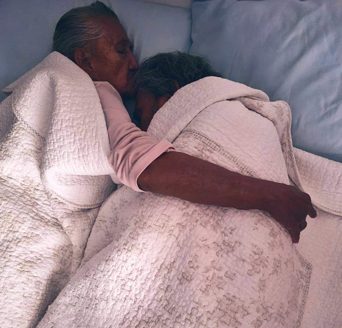 Zolymoon's tweet photo. MIs abuelos tienen 72 años de casados. Pelean todo el día pero aún los encuentras buscando dulces  y diciendo “la mitad para mi y la mitad para ti” y durmiendo todas las noches así 😍 https://t.co/IVNQuY1gNr
