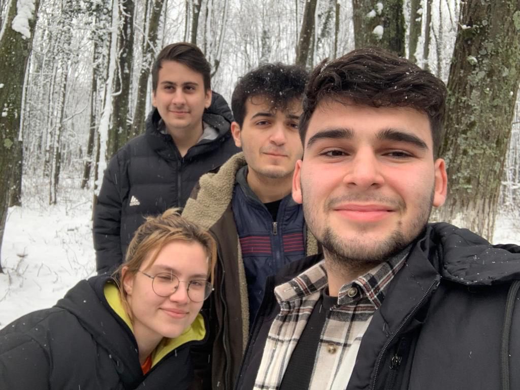 Bir anne ve avukat olarak öyle çok çabaladım ki.. Hepimiz yorulduk. Gençlerimiz mutsuz, endişeli. Lütfen TÜRKİYE CUMHURİYETİ DEVLETİ evlatlarını incitme, yorma! Nasıl Ukrayna’dan çocuklarımızı bize sağ salim getirmişsen, şimdide kendi ülkesinde sahipsiz bırakma…(Romanya’da mola)