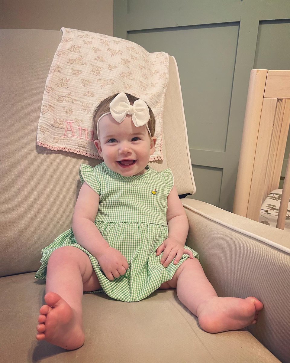 IveyFHomer's tweet photo. Don’t let that sweet smile fool you, she’s still very upset about the “no strollers” rule at @TheMasters. #mastersbaby⛳️ https://t.co/s9S6XyY48a