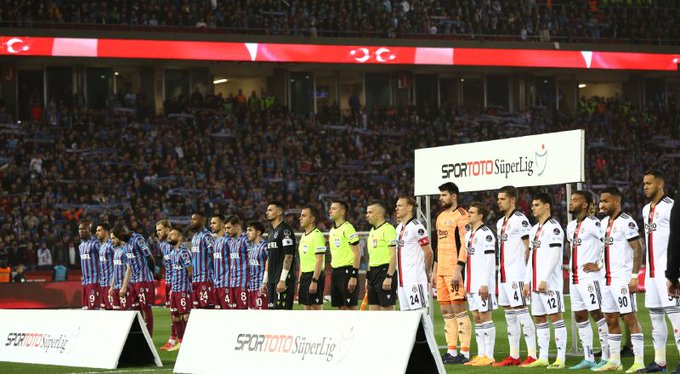 Trabzonspor-Beşiktaş maçı öncesi iki takım oyuncuları İstiklal Marşı seremonisinde