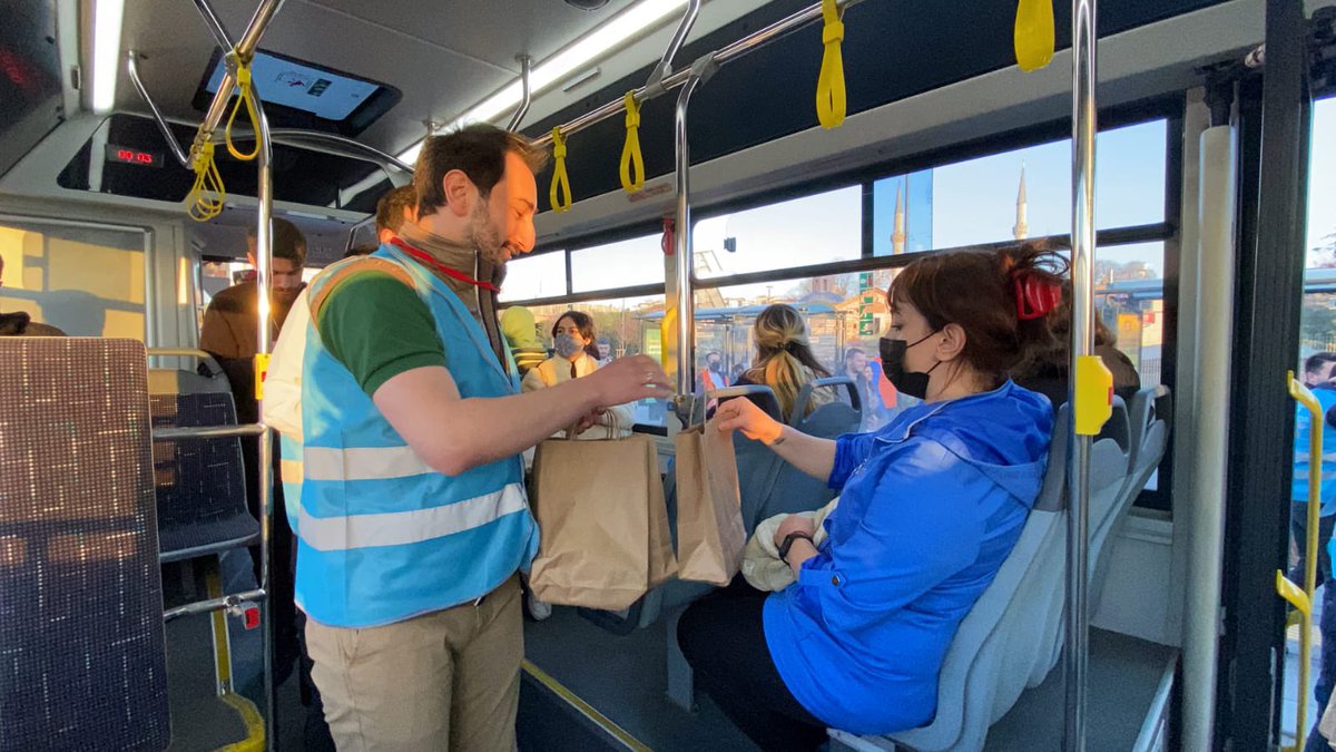 akgencistanbul's tweet photo. İşten geç çıkanlar, 
Trafikte kalanlar, 
İftara yetişemeyenler…

Panik yapmayın ! 
AK Gençlik yanınızda 😎

"Ramazanın maneviyatını birlikte yaşayalım" dedik ve İstanbul gençliği olarak iftara yetişemeyen vatandaşlarımıza ikramlarda bulunduk. 

Hayırlı Ramazanlar 🤲🏻 https://t.co/wBrhlPNEEj