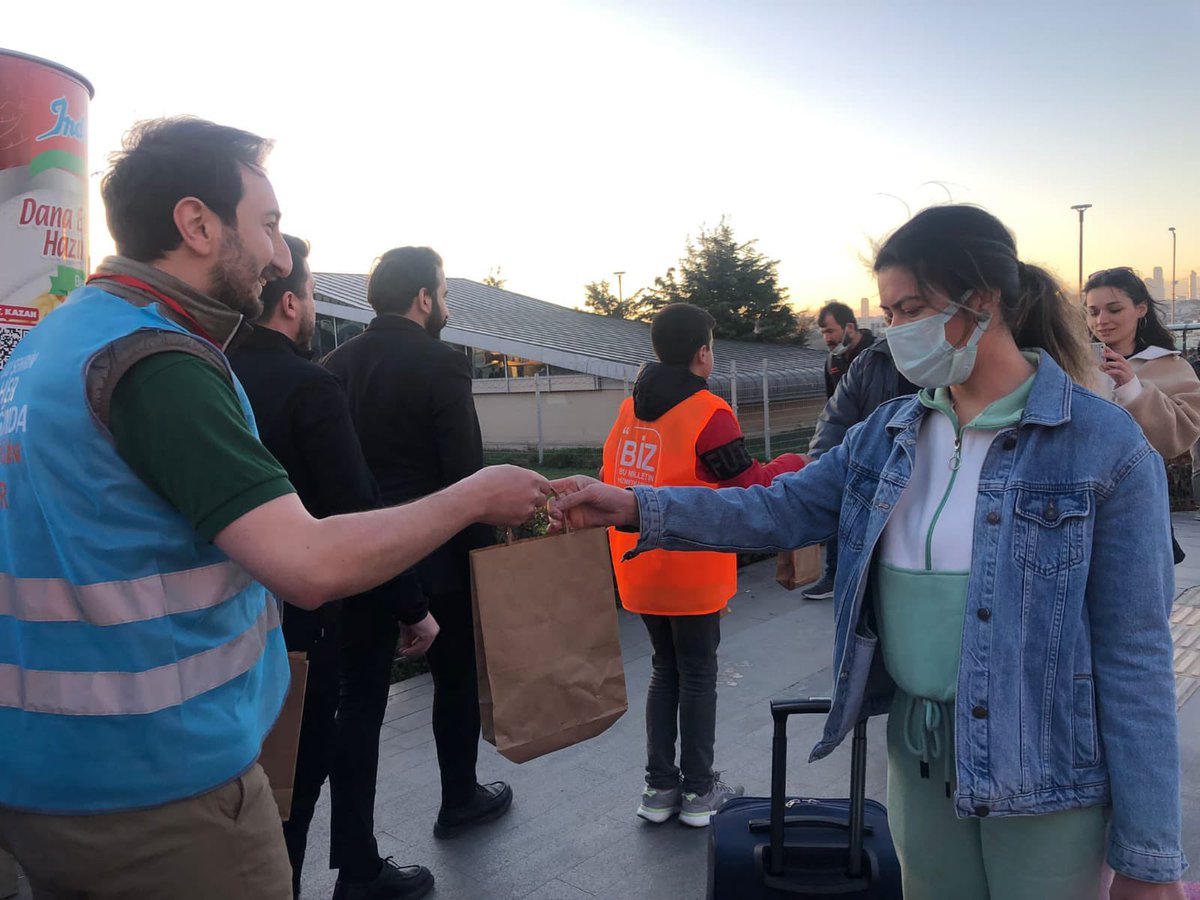 akgencistanbul's tweet photo. İşten geç çıkanlar, 
Trafikte kalanlar, 
İftara yetişemeyenler…

Panik yapmayın ! 
AK Gençlik yanınızda 😎

"Ramazanın maneviyatını birlikte yaşayalım" dedik ve İstanbul gençliği olarak iftara yetişemeyen vatandaşlarımıza ikramlarda bulunduk. 

Hayırlı Ramazanlar 🤲🏻 https://t.co/wBrhlPNEEj