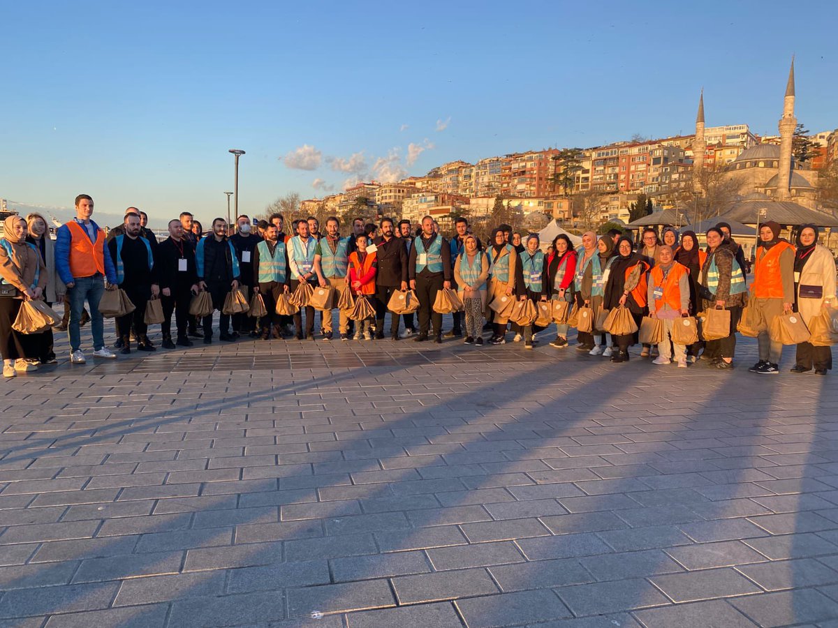 İşten geç çıkanlar, 
Trafikte kalanlar, 
İftara yetişemeyenler…

Panik yapmayın ! 
AK Gençlik yanınızda 😎

"Ramazanın maneviyatını birlikte yaşayalım" dedik ve İstanbul gençliği olarak iftara yetişemeyen vatandaşlarımıza ikramlarda bulunduk. 

Hayırlı Ramazanlar 🤲🏻