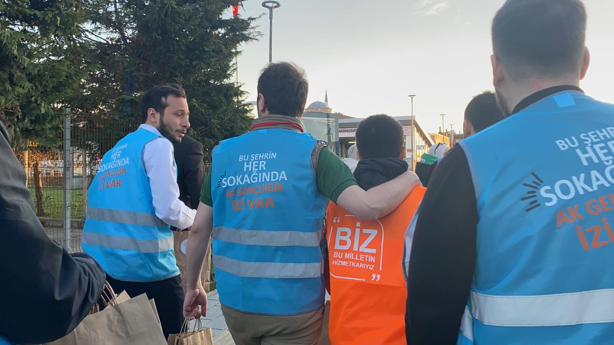 akgencistanbul's tweet photo. İşten geç çıkanlar, 
Trafikte kalanlar, 
İftara yetişemeyenler…

Panik yapmayın ! 
AK Gençlik yanınızda 😎

"Ramazanın maneviyatını birlikte yaşayalım" dedik ve İstanbul gençliği olarak iftara yetişemeyen vatandaşlarımıza ikramlarda bulunduk. 

Hayırlı Ramazanlar 🤲🏻 https://t.co/wBrhlPNEEj