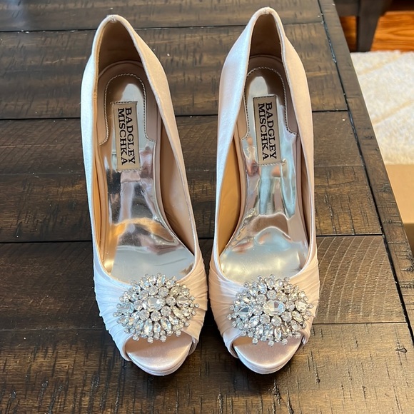 LisaHow166's tweet photo. So good I had to share! Check out all the items I'm loving on @Poshmarkapp from @515jackie #poshmark #fashion #style #shopmycloset #katespade #badgleymischka #cece: https://t.co/JKFsFVPT09 https://t.co/6EdahlTXMf