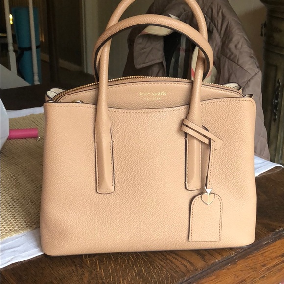 LisaHow166's tweet photo. So good I had to share! Check out all the items I'm loving on @Poshmarkapp from @515jackie #poshmark #fashion #style #shopmycloset #katespade #badgleymischka #cece: https://t.co/JKFsFVPT09 https://t.co/6EdahlTXMf