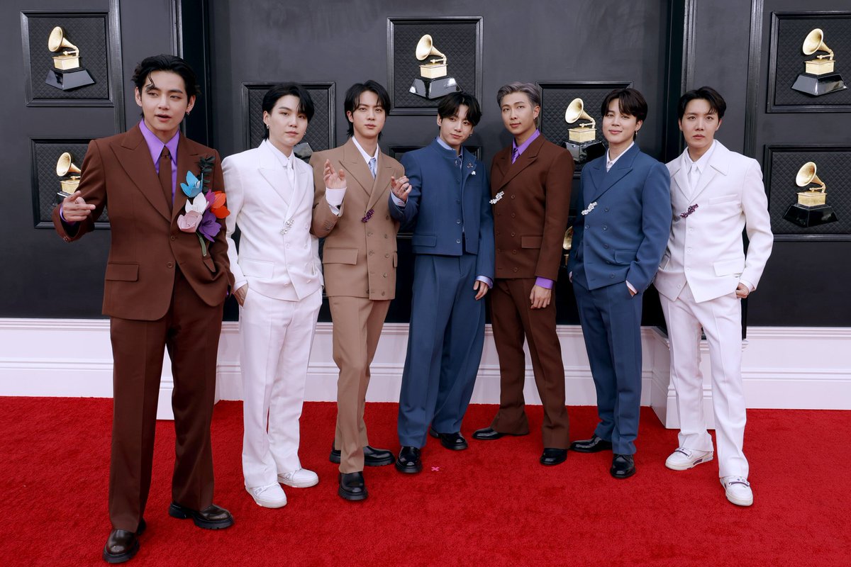 BIGHIT_INFO's tweet photo. BTS at the #GRAMMYs red carpet https://t.co/2ZomqY4YZz