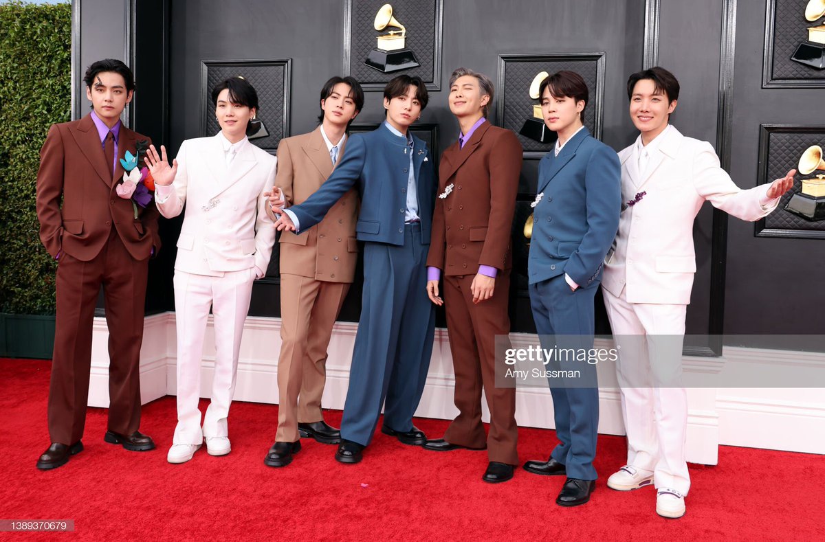 BTSquadInfo's tweet photo. [INFO]📰

¡Imágenes de BTS en la alfombra roja de los Premios Grammy 2022!

©ZER0XBLACK | @BTS_twt #BTS https://t.co/6zjhgtXnNw