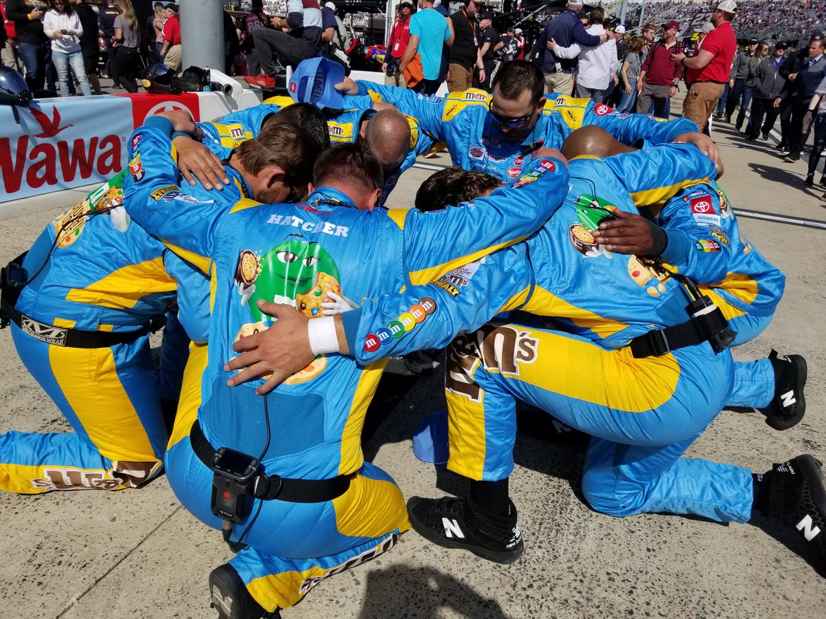 The #18 pit crew for <a href="/KyleBusch/">Kyle Busch</a>  (Starting P3 in the Crunchy Cookie <a href="/mmschocolate/">M&M’S</a> <a href="/ToyotaRacing/">Toyota Racing</a> Camry) says a prayer after the National Anthem on pit road pre race. #BeatReporter <a href="/SiriusXMNASCAR/">SiriusXM NASCAR Radio (Ch. 90)</a>