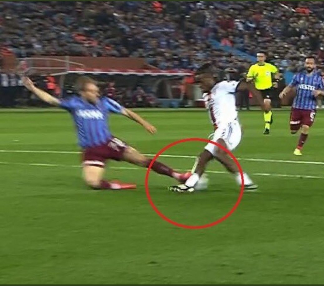 omer_gul_'s tweet photo. Zorbay Küçük'ü tribüne cağırıp alkışlamazsa ayıp eder Trabzon taraftarı. Ali Koç'un musadesi olursa hakemler Trabzon'u kolluyor diyeceğim. https://t.co/tV4SXfL1Ld