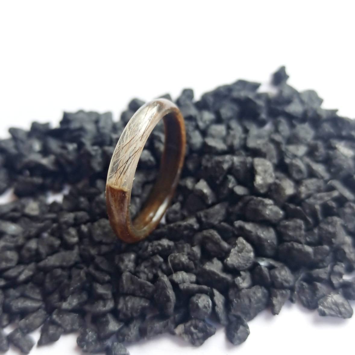 kessi_s's tweet photo. Ich freue mich, den jüngsten Neuzugang in meinem #etsy-Shop vorzustellen: Tierhaarschmuck - Ring aus Holz und Resin mit eingearbeiteten Tierhaaren #tierhaarschmuck #erinnerungsschmuck #ringtierhaar https://t.co/FauyShg64X https://t.co/OHk2NOS2zT