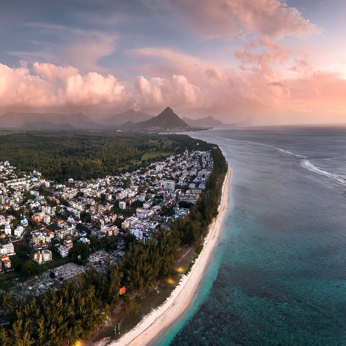 Stef_Liebermann's tweet photo. Aerial panorama of the Flic en Flac Beach on Mauritius during sunset.

#mauritius #NFT #NFTCommunity #nftphotographer #NFTartist https://t.co/i9nOBaRVfH