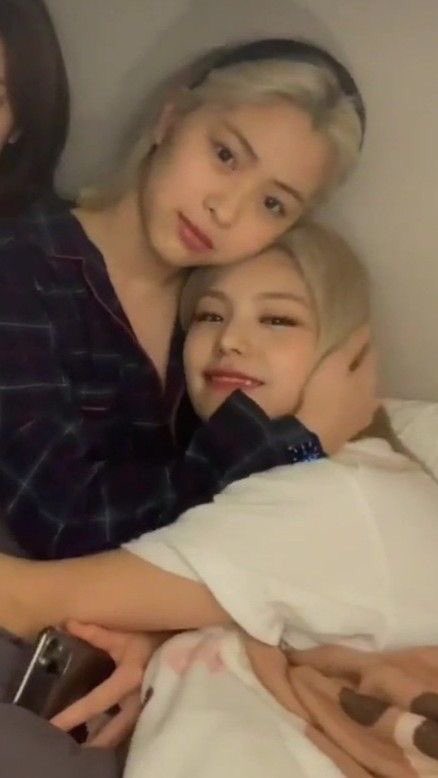 Army7Girl1's tweet photo. Best friends....💕💗💞 https://t.co/eylOqigDUJ