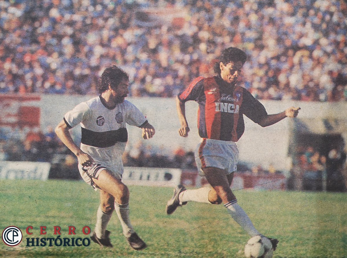 ➡️ Marcelino Ñamandú y Juan Ramírez en el clásico entre Cerro Porteño y Olimpia disputado el 3 de Noviembre de  1991. El marcador final sería de 0-0.

📸 Fotografía cortesía del archivo gráfico del Club Cerro Porteño @ccp1912oficial🌪️🔵🔴

 #CerroPorteñoHistorico #ElClubDelPueblo