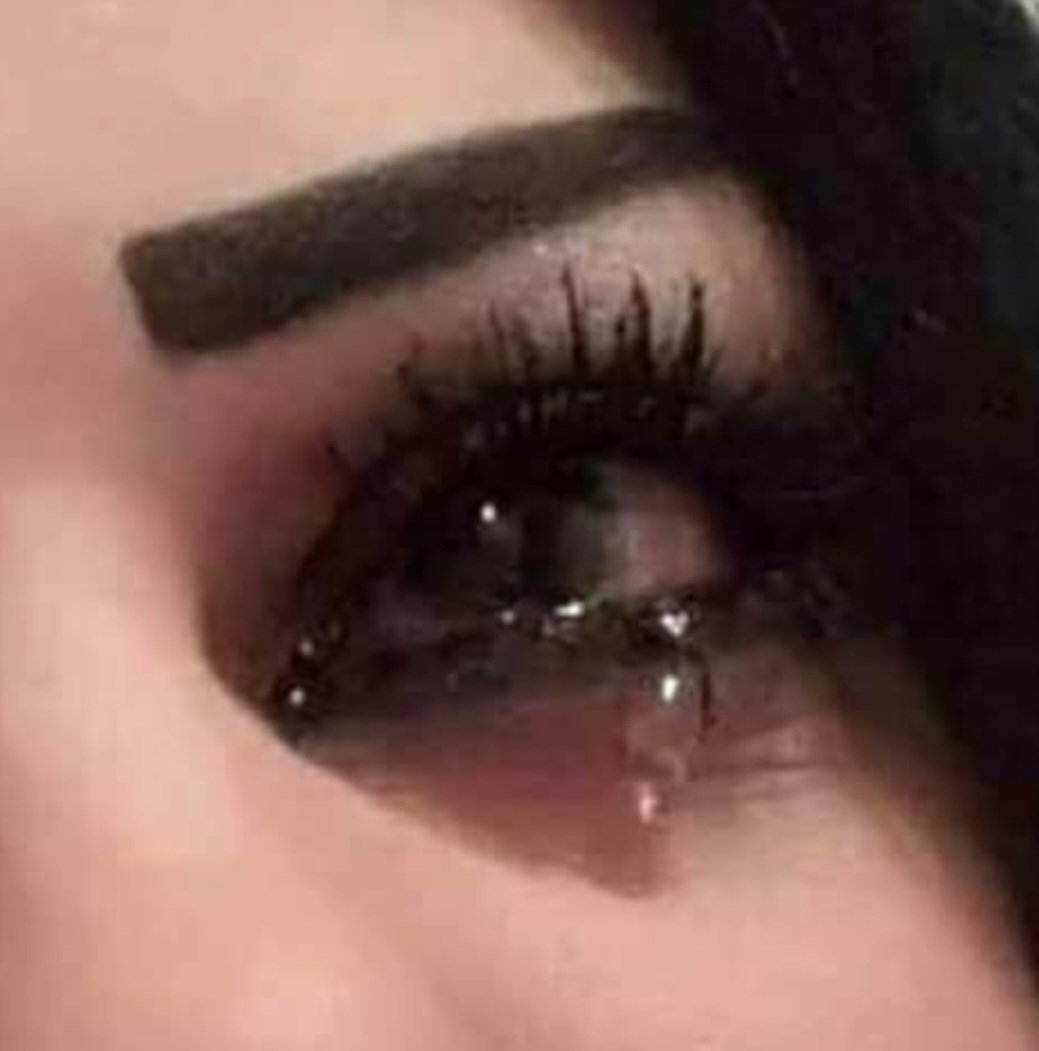 يقول علي بن أبي طالب 
       رضي الله عنه 
إذا دمعت عين إمرأة بسبب ظلم 
              رجــل 
لعنته الملأئكة في كل خطوة 
            يخطوها