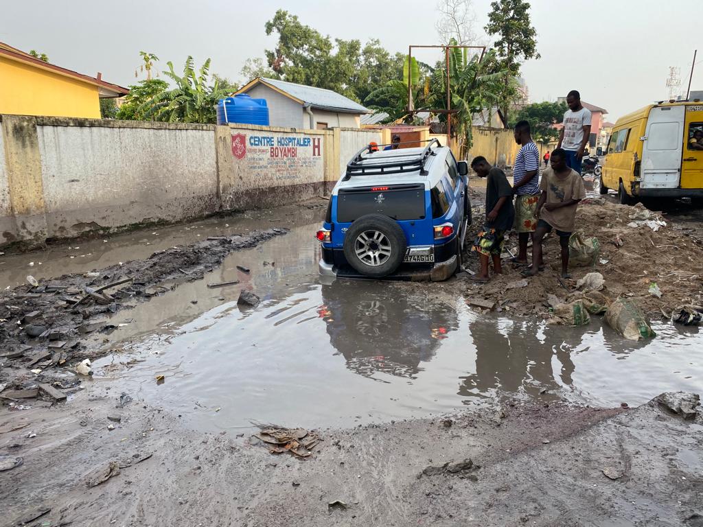 OpomboGeorges's tweet photo. Mr. Le Gouverneur @NgobilaM, où en sommes-nous avec le projet Kinshasa Zéro trou à ce jour ? Voudriez-vous passer personnellement par l'av. Kasaï à partir de la gare centrale jusqu'à l'avenue Croix-rouge en passant devant l'université William Booth ? 
Merci du service Mr. https://t.co/YnE56LQ8os