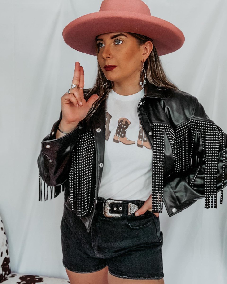 WonderingGypsy2's tweet photo. Rock n Roll cowgirl ⚡️🎸🤟🏼
•
We are obsessed with this fit y’all 😮‍💨 the Fringe detail makes this fit!! 🙌🏼 shop online + mobile app ✨✨
•
•
•
•
#westernboutique #nashvillefit #shopsmall #westernboho #cowgirlstyle #shopwonderinggypsy https://t.co/cu0odAuC1O