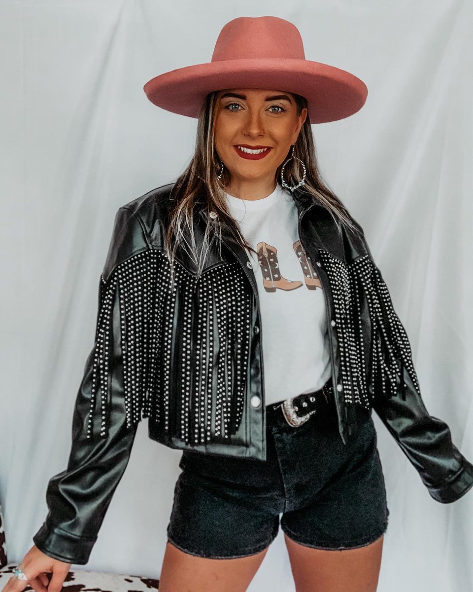 WonderingGypsy2's tweet photo. Rock n Roll cowgirl ⚡️🎸🤟🏼
•
We are obsessed with this fit y’all 😮‍💨 the Fringe detail makes this fit!! 🙌🏼 shop online + mobile app ✨✨
•
•
•
•
#westernboutique #nashvillefit #shopsmall #westernboho #cowgirlstyle #shopwonderinggypsy https://t.co/cu0odAuC1O