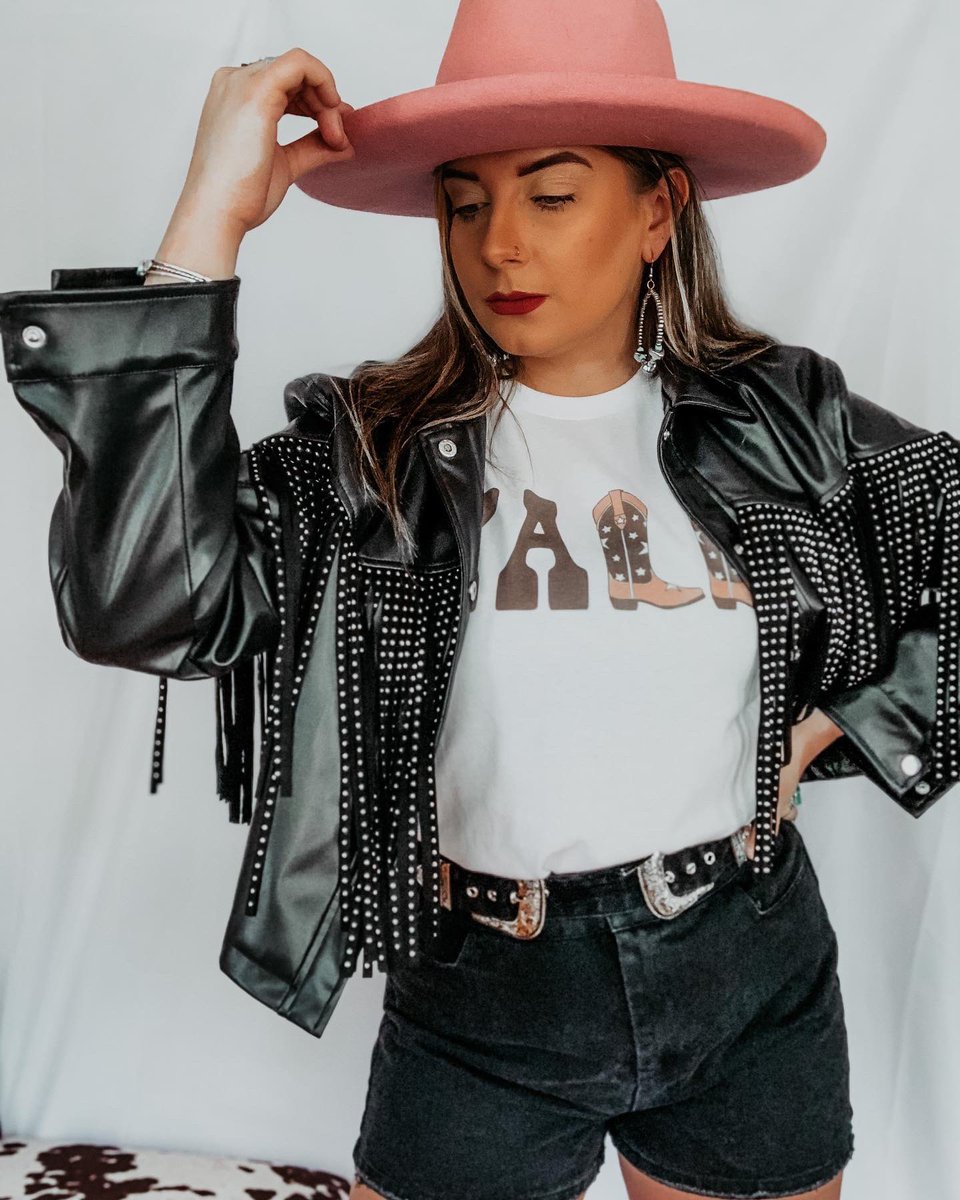WonderingGypsy2's tweet photo. Rock n Roll cowgirl ⚡️🎸🤟🏼
•
We are obsessed with this fit y’all 😮‍💨 the Fringe detail makes this fit!! 🙌🏼 shop online + mobile app ✨✨
•
•
•
•
#westernboutique #nashvillefit #shopsmall #westernboho #cowgirlstyle #shopwonderinggypsy https://t.co/cu0odAuC1O