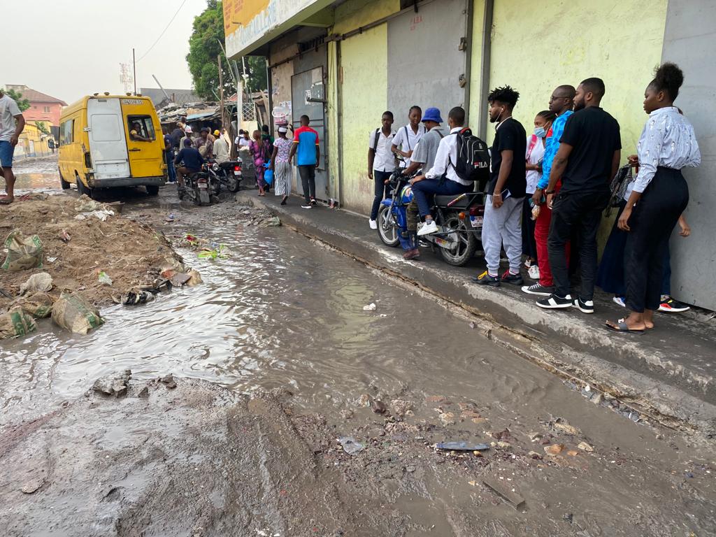 OpomboGeorges's tweet photo. Mr. Le Gouverneur @NgobilaM, où en sommes-nous avec le projet Kinshasa Zéro trou à ce jour ? Voudriez-vous passer personnellement par l'av. Kasaï à partir de la gare centrale jusqu'à l'avenue Croix-rouge en passant devant l'université William Booth ? 
Merci du service Mr. https://t.co/YnE56LQ8os