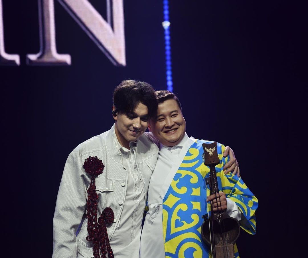 dear_xime's tweet photo. @ximena31ec Nunca vayas por el camino trazado pues conduce hacia donde otros han ido ya..
Akexsnder Graham Bell
@dimash_official
#FlyAway
#DimashKazakhVoice 
#DimashConcertGermany
#DimashQudaibergen https://t.co/D51Nmx9cPv