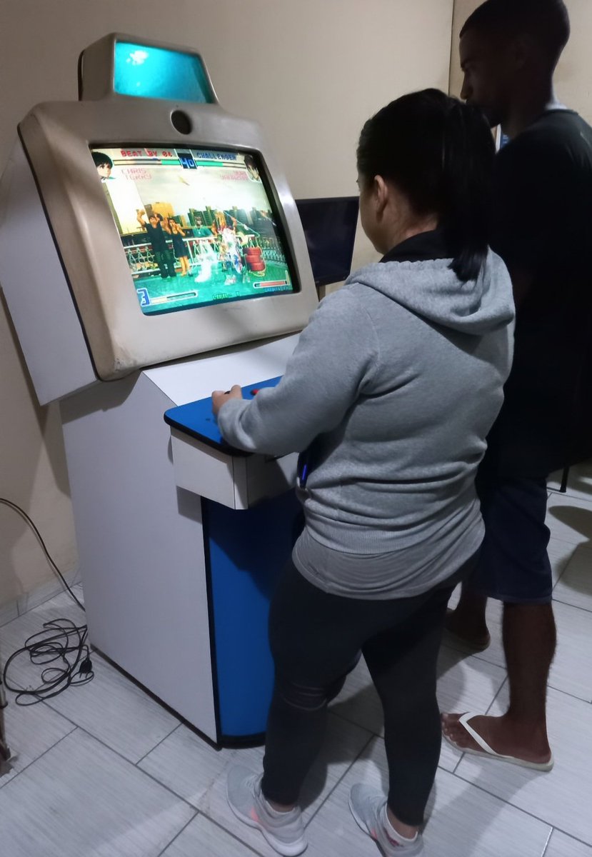 LidiRJ1's tweet photo. Essa vai pra galera que daqui do bairro que curte jogar um bom e velho FLIPERAMA,agora temos um point bem legal para nos encontrarmos e jogarmos aquele contra com os amigos em uma máquina toda revisada,com os controles e botões novos e com a manutenção em dia !!! 😍😁 https://t.co/aaZWDbRW85