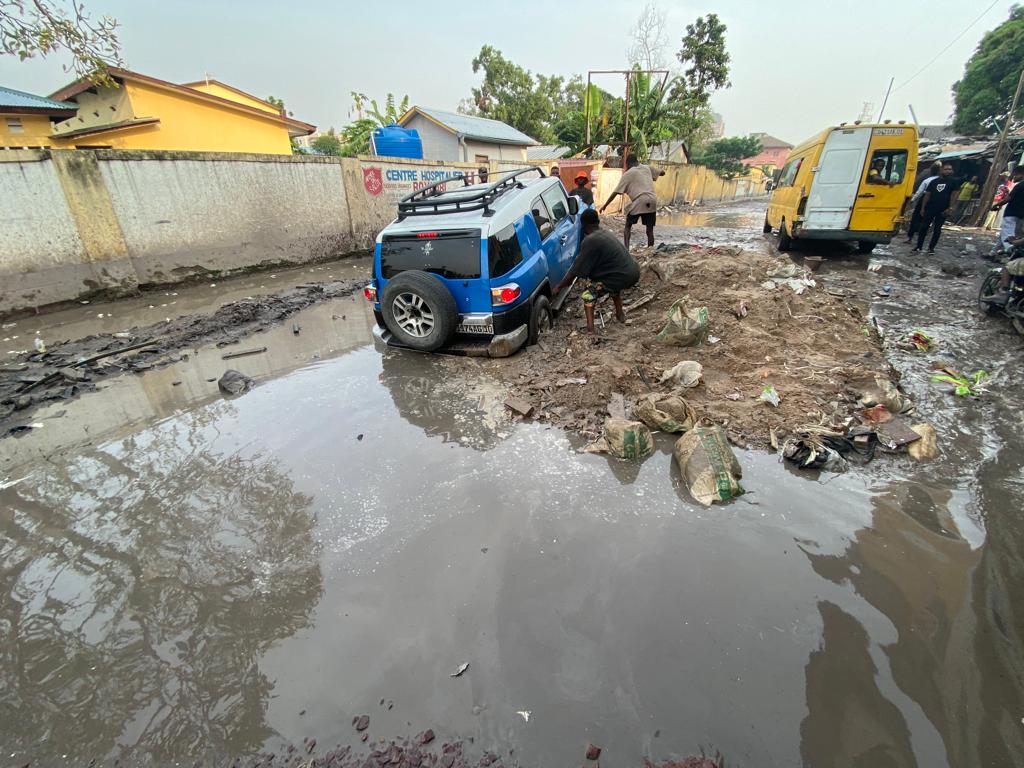 OpomboGeorges's tweet photo. Mr. Le Gouverneur @NgobilaM, où en sommes-nous avec le projet Kinshasa Zéro trou à ce jour ? Voudriez-vous passer personnellement par l'av. Kasaï à partir de la gare centrale jusqu'à l'avenue Croix-rouge en passant devant l'université William Booth ? 
Merci du service Mr. https://t.co/YnE56LQ8os