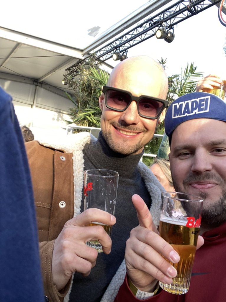 amantes_cycling's tweet photo. Un tío que te ha ganado tres veces esta carrera, y hoy viviendo la fiesta de Flandes con birra en mano como un aficionado más. Le bancamos https://t.co/UdzMdSfsrW