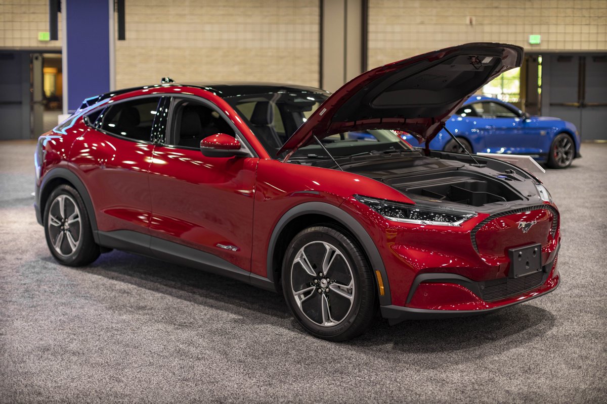 ALAutoShow's tweet photo. This is it, Alabama! It's your last call to come down to the 2022 Alabama Auto Show presented by @AmFirstFCU at the @BJCC East Exhibition Hall. Doors close for good at 6 PM, so don't miss out on seeing new EVs with support from @DriveEVAlabama. #AlabamaAutoShow https://t.co/eS05CRXZts