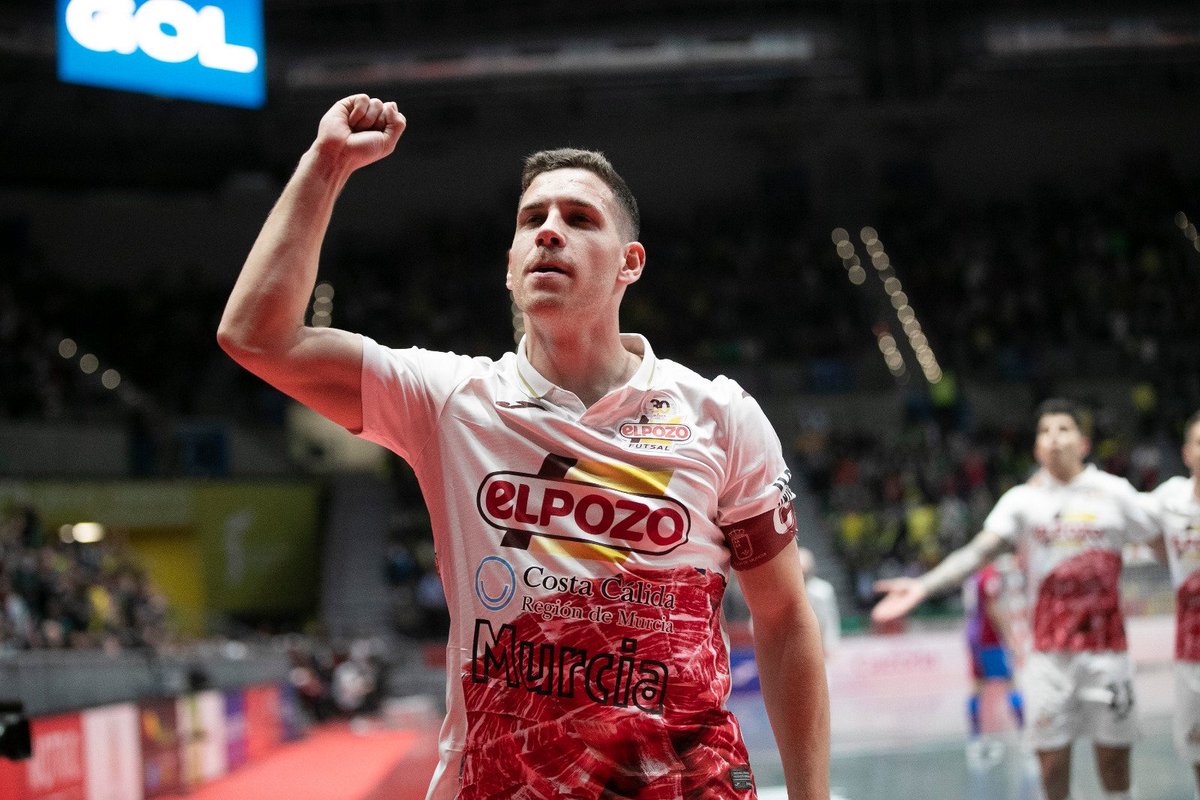 ElPozoMurcia_FS's tweet photo. 🏆💪 Cuando lo das todo, TODO, con lucha y esfuerzo por tu equipo, tu camiseta, tu afición y por MURCIA... 

𝗦𝗜𝗘𝗡𝗧𝗘𝗦 𝗢𝗥𝗚𝗨𝗟𝗟𝗢 

¡Estamos muy vivos! https://t.co/o5WLeIaFk1